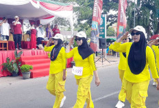 Serba Kuning! Edy Satin Family Kompak Ramaikan Gerak Jalan HUT ke-81 RI di Beltim