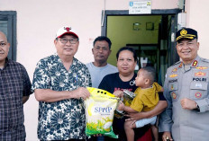 Bupati Beltim Respons Keluhan Warga Suku Sawang, Serahkan Bantuan Sembako
