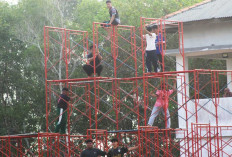 Panggung Gembira Santri Bahrul Ulum Capai 15 Meter, Konser Band Pun Kalah