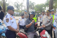 Dishub dan Polres Beltim Bagikan Helm Gratis, Ingatkan Pentingnya Keselamatan