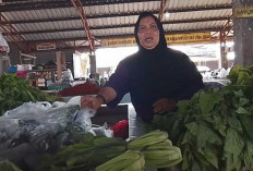 Pasar Gantung Beltim Masih Sepi Usai Demo Penambang, Mak Esy Pilih Berbagi Rezeki