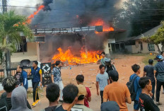 Ricuh! Massa Penambang Bakar Kantor Unit PT Timah di Gantung Belitung Timur