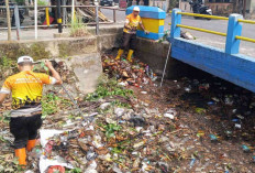 Hujan Deras Ancam Saluran Air di Belitung, DLH Turun Bersihkan Sampah